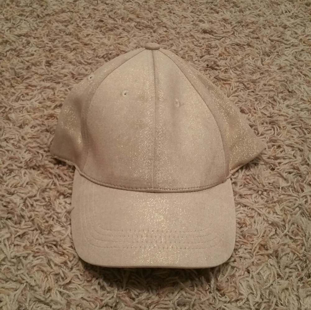 Glittery light pink hat from buckle